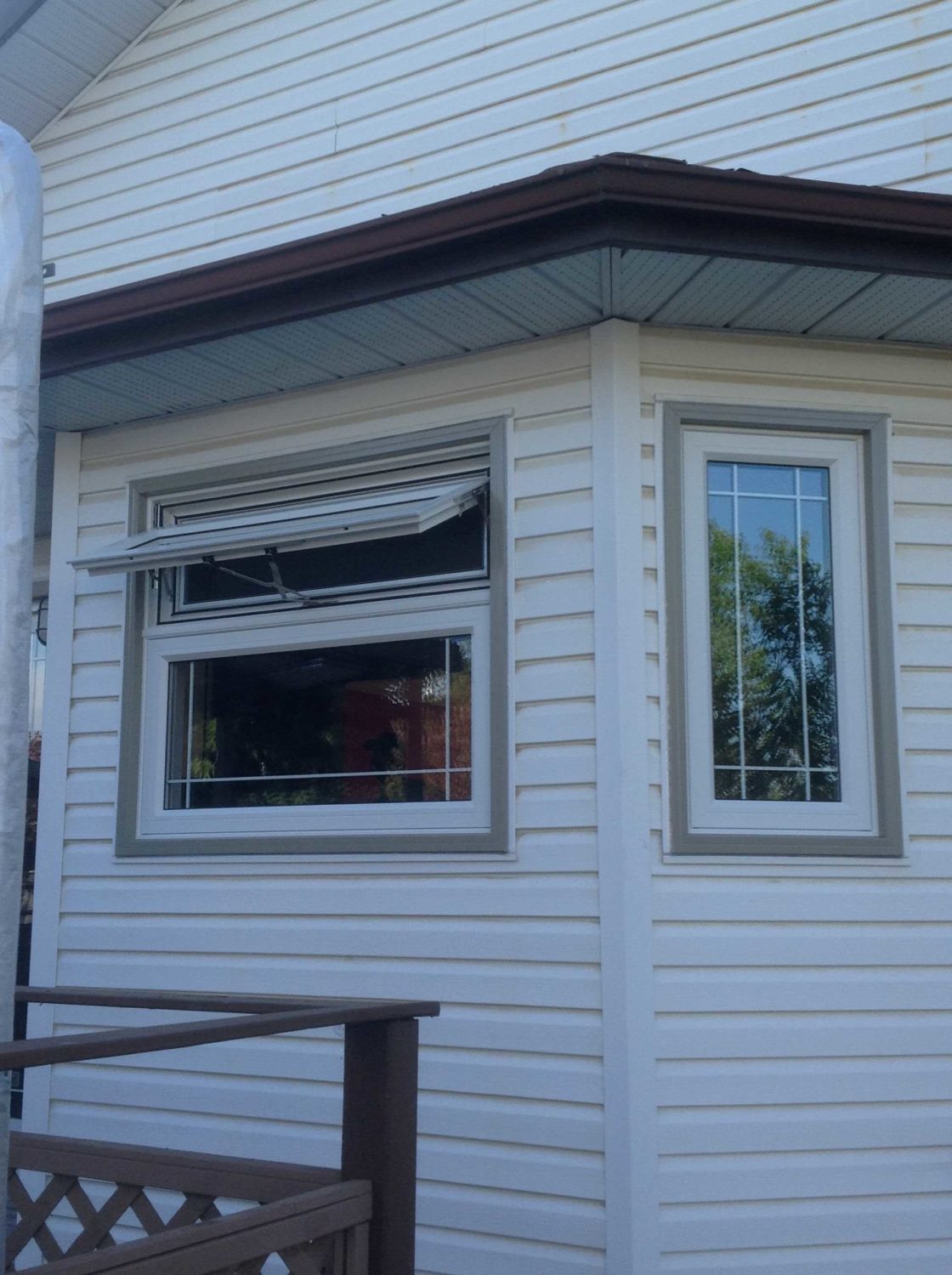 https://www.ecolinewindows.ca/wp-content/uploads/2015/04/Awning_Window_Over_Picture_Window.jpg