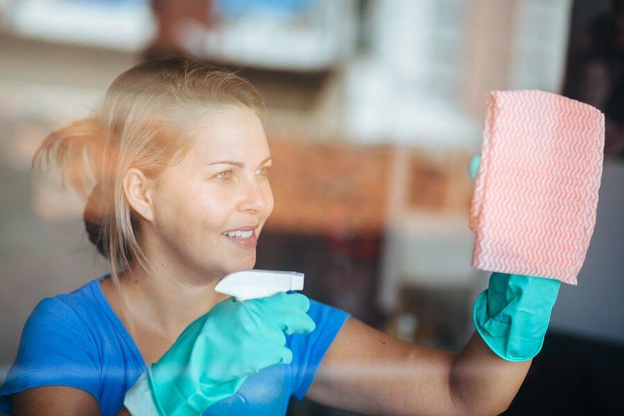 cleaning window with microfiber glass cloth